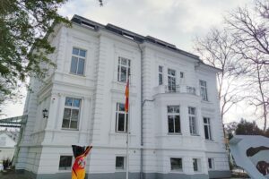 Bild eines städtischen Wohngebiets mit Problemimmobilien und einem Budgetplan zur Modernisierung.