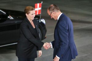 Mette Frederiksen und Friedrich Merz diskutieren Sicherheit und Zusammenarbeit in der Arktis.