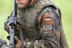 Bundeswehr-Soldat bei militärischer Kooperation; Verteidigung Grönlands gegen mögliche Bedrohungen.