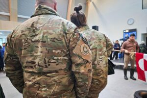 Dänische Soldaten üben auf Grönland, Zusammenarbeit mit Bundeswehr zur Arktissicherheit verstärken.