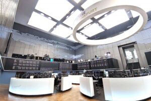 Dax fällt deutlich, SAP-Aktien stürzen ab, Gas- und Ölpreise steigen, Euro schwächer.