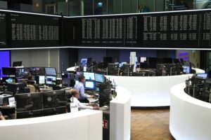 Dax-Chart mit leichtem Anstieg, Börsenatmosphäre und Handelsaktivität in Frankfurt darstellen.