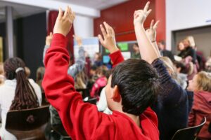 Kinder mit unterschiedlichem kulturellem Hintergrund in einem Klassenzimmer, Lernen und Interaktion.
