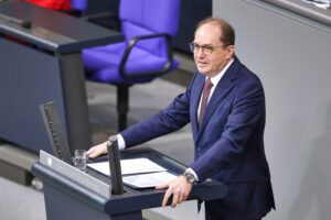 Alexander Dobrindt spricht über Sicherheitsmaßnahmen gegen Extremismus und den Schutz kritischer Infrastruktur.