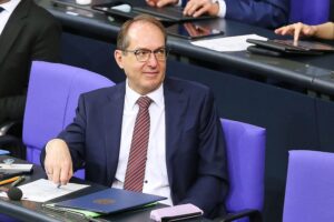 Alexander Dobrindt warnt vor Linksterrorismus und fordert umfangreiche Sicherheitsmaßnahmen nach Anschlag.