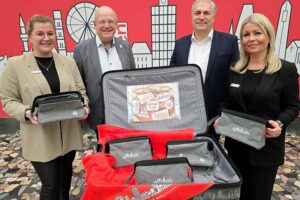 Bürgermeister und Sparkassenvertreter präsentieren Kulturtaschen zur Anerkennung ehrenamtlichen Engagements in Düren.