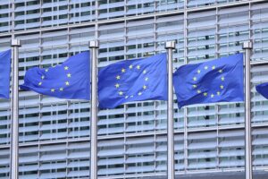 EU-Fahnen symbolisieren den ansteigenden Schutzsuchenden aus Venezuela in Europa.