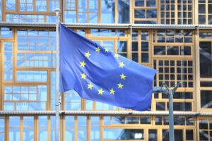 EU-Fahnen wehen vor dem Hintergrund von Souveränität und internationaler Zusammenarbeit in der Arktis.
