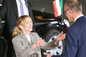 Giorgia Meloni und Friedrich Merz diskutieren deutsch-italienische Zusammenarbeit für stärkere europäische Integration.