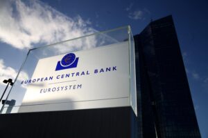 EZB-Direktor verteidigt digitalen Euro vor Kritik und betont europäische Souveränität und Anonymität.