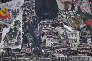 Eintracht Frankfurt-Fans jubeln über Neuzugang Arnaud Kalimuendo, der leihweise verpflichtet wurde.
