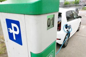 E-Auto-Ladestation in Deutschland, Illustrationsbild für Elektroauto-Verbreitung und Ladeinfrastruktur.