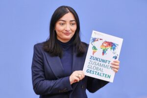 Reem Alabali Radovan präsentiert Entwicklungsreformen zur Kompensation geplanter Etat-Kürzungen in Berlin.