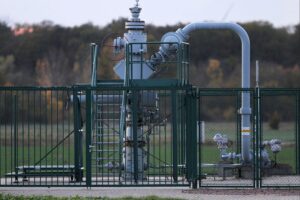Gasspeicher und Landschaftsaufnahme, symbolisierend die Suche nach Kohlenwasserstoffen im Heidekreis.