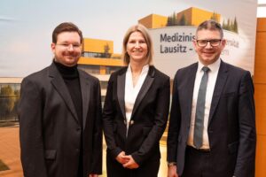 Drei neue Professoren der Medizinischen Universität Lausitz bei feierlicher Berufungszeremonie.