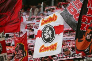 VfB Stuttgart-Fans feiern bevorstehendes Europa-League-Spiel gegen Celtic Glasgow im Stadion.