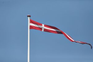Dänische Fahne symbolisiert Unterstützung für Grönland und europäische Solidarität in der Arktis.