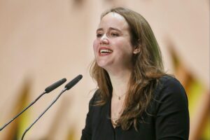 Ricarda Lang, nach Rückzug nachdenklich, reflektiert über ihre Zukunft in der Politik.