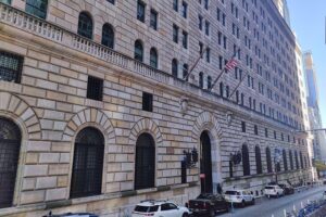 Bild der Federal Reserve in New York, symbolisiert Deutschlands Goldreserven und geopolitische Debatten.