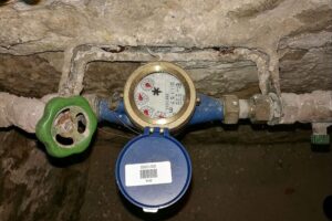 Absperrhahn und Wasseruhr im Altbaukeller: Frostschäden durch Stromausfall vermeiden, Leitungen schützen.