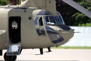 US-Army Hubschrauber über Caracas, Explosionen und Rauchsäulen, unklare Hintergründe.