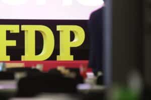 FDP-Politikerin fordert bessere Deutschkenntnisse für Polizeibewerber und allgemeine Bildungsverbesserung in Berlin.