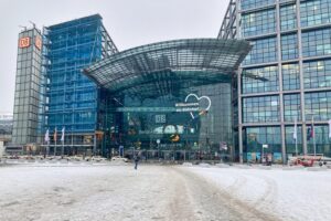 Schneebedeckter Berliner Hauptbahnhof mit Fokus auf Sicherheit und Sauberkeit im öffentlichen Raum.