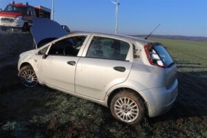 Unfallfahrzeug auf Ackerfeld, Polizei vor Ort, Fahrerin verletzt, Salvage in Steinheim.