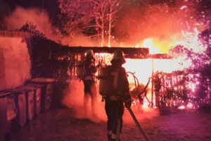 Feuerwehr im Einsatz: Löschfahrzeuge und Flammen in Celle, Silvester nächtliche Brandeinsätze.