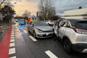 Zwei beschädigte Pkw nach Verkehrsunfall, Feuerwehr und Rettungsdienst an Unfallstelle tätig.