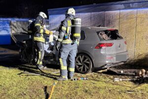 Einsatzkräfte der Feuerwehr Dinslaken bekämpfen Brände während der Silvesternacht.