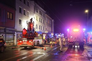 Brennender Unrat in Hinterhof; Feuerwehr im Einsatz während Silvesternacht mit mehreren Brandfällen.