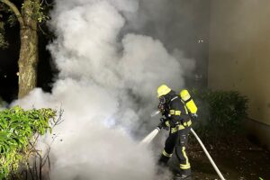 Feuerwehr Moers löscht brennende Mülltonnen und hilft bei Silvester-Einsätzen im Ort.