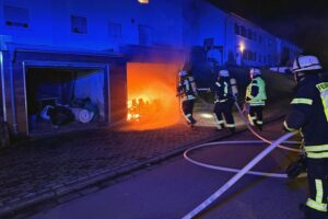Feuerwehr Neunkirchen im Einsatz, löschen mehrerer Brände in der Nacht, hektische Szenen.