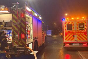 Brennende Müllcontainer in Werne, Feuerwehr im Einsatz, Neujahrsfeuer weckt Einsatzkräfte.