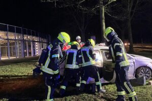 Feuerwehr rettet eingeklemmte Person aus Wagen nach nächtlichem Verkehrsunfall in Ahlen.