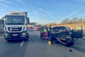 Feuerwehr rettet Fahrer nach Unfall mit Pkw und Lkw auf Autobahn 448 in Bochum.