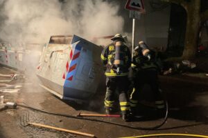 Feuerwehr Dortmund löscht brennenden Papiercontainer nach Silvesterfeuerwerk, viele Einsätze aufgrund Bränden.
