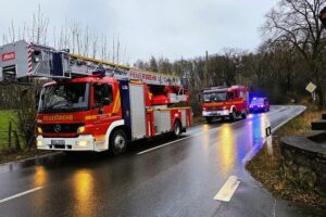 Feuerwehr im Einsatz: Löschfahrzeuge und Einsatzkräfte bei Wohnungsbrand in Sprockhövel.