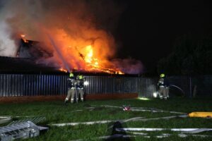 Scheunenbrand in Gronau: Feuerwehr im Einsatz, Flammen, Rauch, Schäden, verletzte Person.