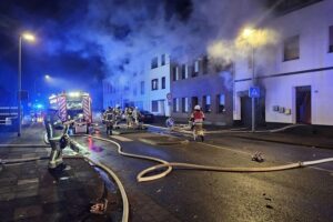Feuerwehr Goch im Einsatz: Löscharbeiten und Rauchentwicklung während Silvesterfeiern.