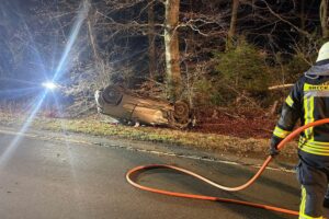 Rettungshubschrauber auf Kuhweide; Feuerwehr sichert Unfallstelle nach Pkw-Unfall auf Landesstraße.