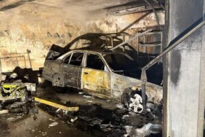 Ausgebrannter Pkw in Garage, Feuerwehr löscht Brand, Bewohner konnten sicher entkommen.