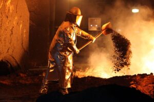 Stahlproduktion in einer Fabrik, symbolisiert Energiekosten und Herausforderungen für Industriepolitik in Deutschland.