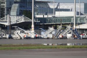Fluggasttreppen am Flughafen München symbolisieren den Aufruf zur Senkung der Luftverkehrssteuer.