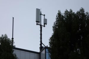 Handy-Sendemast symbolisiert den Fortschritt in der Mobilfunktechnologie, insbesondere für 6G-Entwicklung.