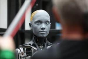 Bild eines KI-Roboters, umgeben von digitalen Desinformationen und Symbolen des demokratischen Diskurses.
