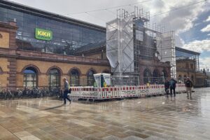 Erfurter Hauptbahnhof: Polizei ermittelt gegen Frau für Hitlergruß. Öffentliches Aufsehen und Ermittlungen.
