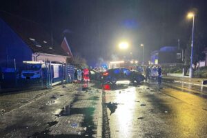 Schwerer Verkehrsunfall mit Rettungskräften und beschädigten Fahrzeugen in Dülmen.