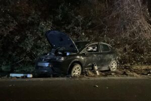 Unfall auf A40: Überschlag eines Pkw, mehrere Verletzte, Einsatz von Feuerwehr und Rettungsdienst.